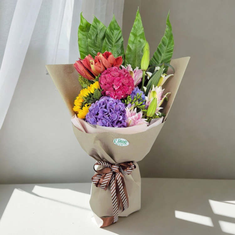 鮮花預定 - 格蘭花店 - 鮮花花束 (朱頂蘭、繡球、向日葵、粉百合、香雪蘭、雀巢芒及襯花) [GF00138] - PC