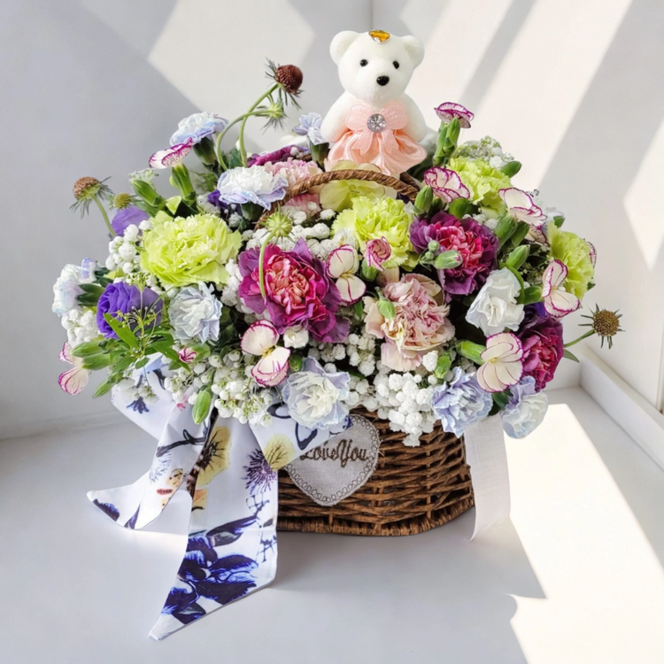 鮮花預定 - 格蘭花店 - 鮮花花籃 (康乃馨、滿天星、小丁蟲蟲草、小繡球) [GF00125] - PC